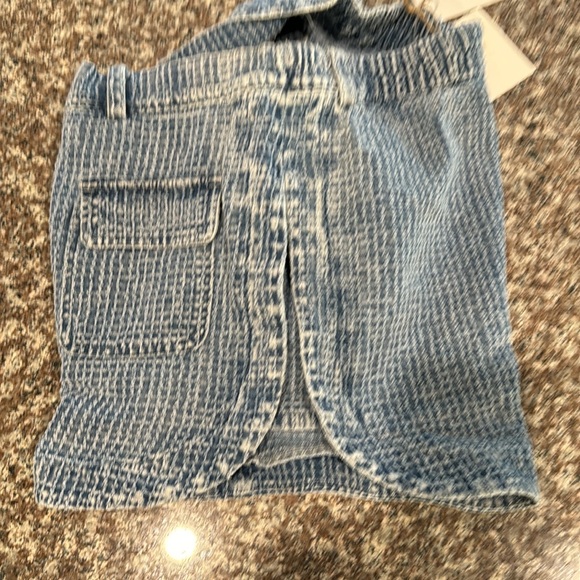 Textured denim shorts! Front pockets, tulip side hem design w/ side slits. - Picture 8 of 9